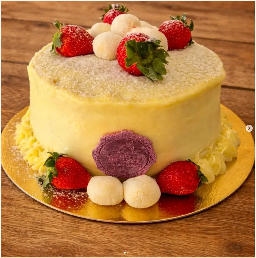 Bolo decorado com frutas